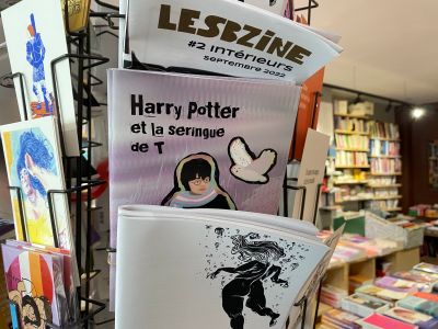 un autre angle du présentoir avec le zine à couverture Harry